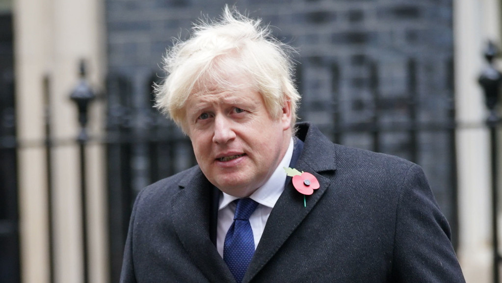 Britanski premijer ostao bez reči: Džonson pomešao beleške tokom govora