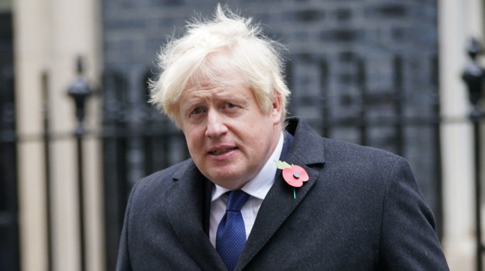 Britanski premijer ostao bez reči: Džonson pomešao beleške tokom govora
