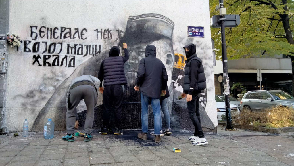 Bačena crna farba na mural Ratku Mladiću, grupa mladića ga ponovo čisti