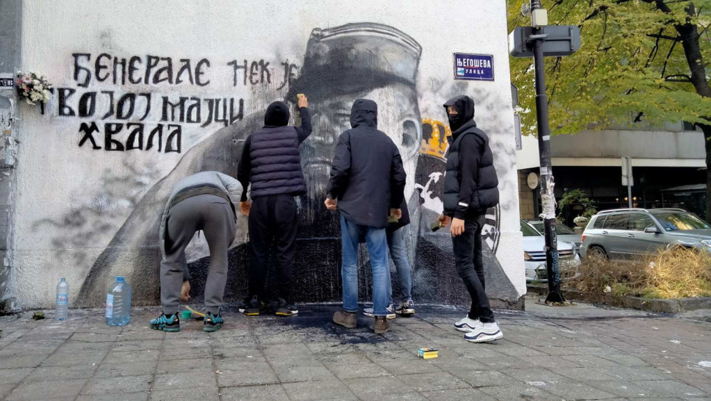 Bačena crna farba na mural Ratku Mladiću, grupa mladića ga ponovo čisti