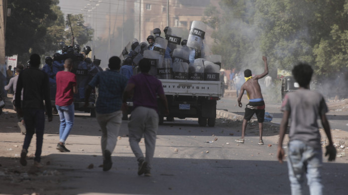 Zbog vojnog puča protesti u Sudanu, policija ispalila suzavac
