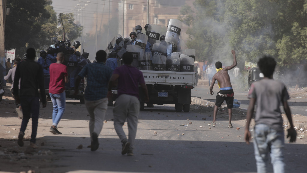 Zbog vojnog puča protesti u Sudanu, policija ispalila suzavac