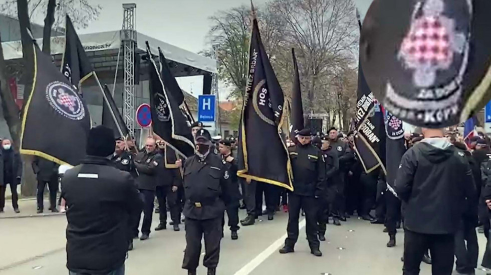Pripadnici HOS na obeležavanju Dana sećanja u Vukovaru nosili zastave sa pokličem "Za dom spremni"