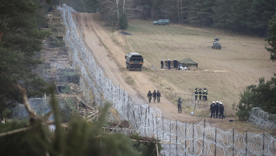 Beloruske vlasti ispraznile kampove na granici sa Poljskom, migranti prebačeni u skladište