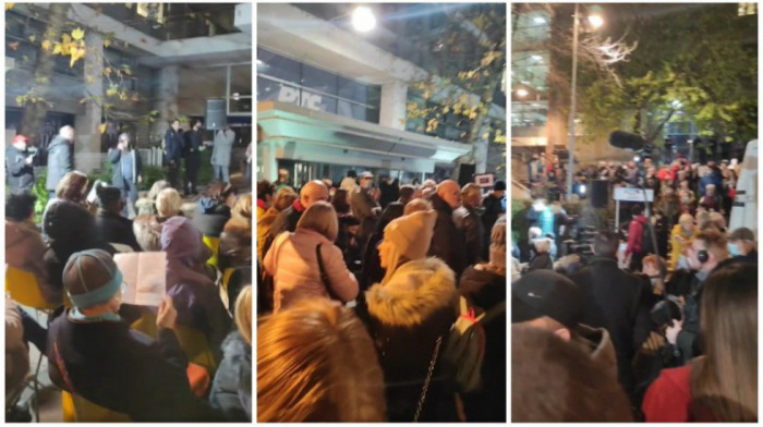 Protest ispred zgrade RTS zbog neemitovanja spota "Kreni promeni"