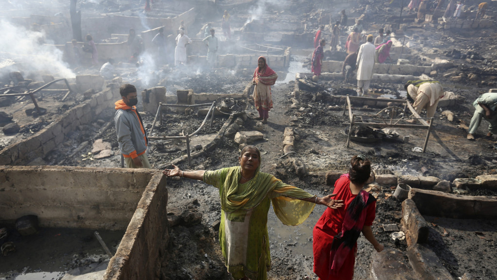 U požaru u Karačiju izgorelo 100 baraka, borba sa vatrom trajala satima