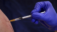 Italijan sa lažnom silikonskom rukom ipak primio vakcinu protiv kovida, a preti mu i prijava