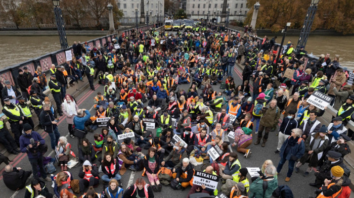 Policija uhapsila 124 demonstranta zbog blokiranja londonskog mosta Lambet