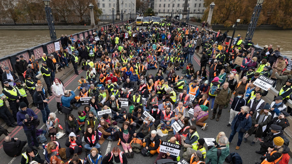 Policija uhapsila 124 demonstranta zbog blokiranja londonskog mosta Lambet