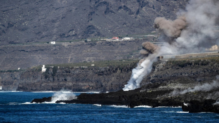 Novi mlaz lave se izlio u okean, jedinice za vanredne situacije mere kvalitet vazduha na La Palmi