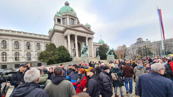Protest ispred Skupštine, građani traže povlačenje zakona o eksproprijaciji i referendumu