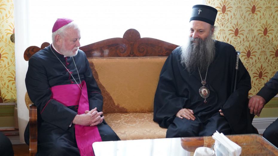 Patrijarh Porfirije i Pol Galager u manastiru Kovilj: Razgovori o međuverskom dijalogu
