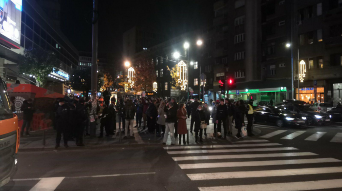 Novi protest ispred Doma omladine, aktivisti uklonili grafit Ratku Mladiću