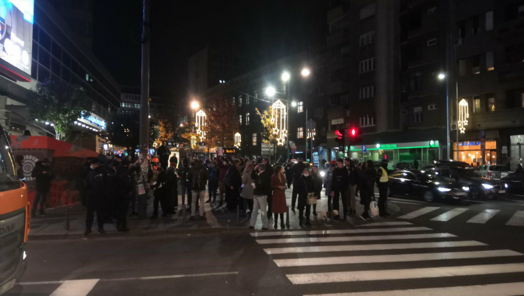 Novi protest ispred Doma omladine, aktivisti uklonili grafit Ratku Mladiću