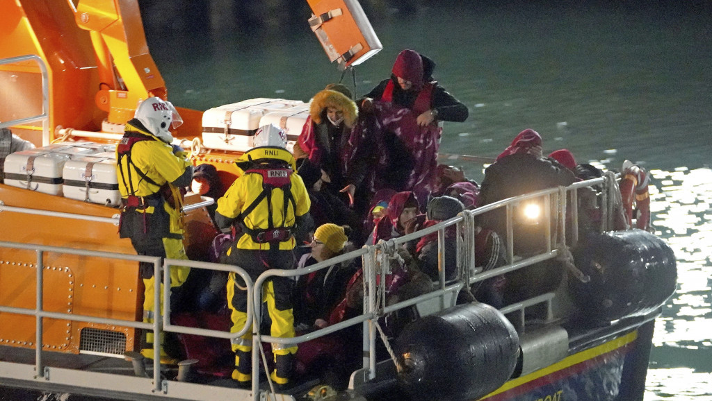Italijanska obalska straža spasila oko 250 migranata, među njima i beba