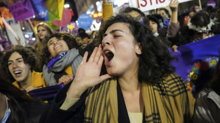 Turska policija ispalila suzavac na žene tokom protesta protiv rodnog nasilja