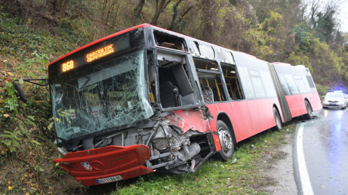 Šest osoba povređeno u sudaru kamiona i autobusa kod Umke