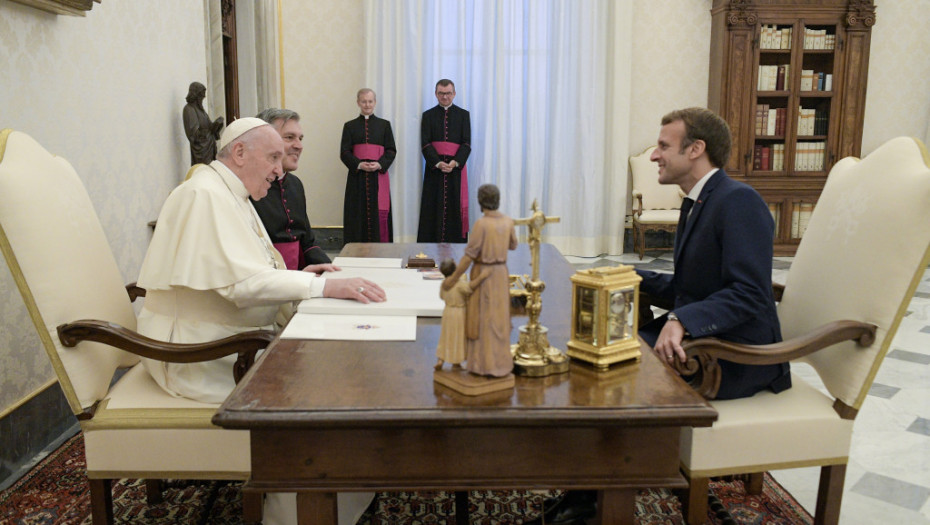 Papa se našalio s Makronom: I dalje sam živ