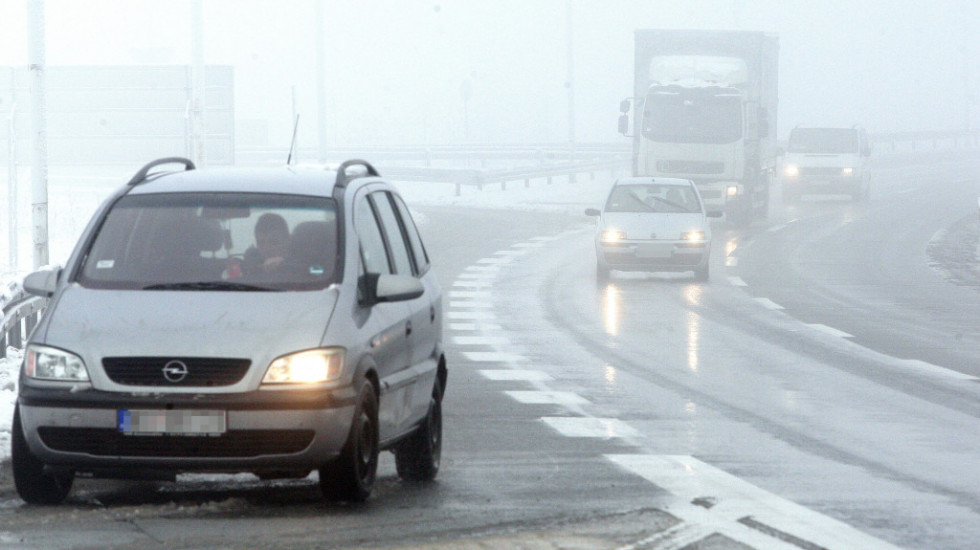 Oprez u vožnji zbog magle i mokrih kolovoza, vidljivost u delovima Srbije smanjena na 50 metara