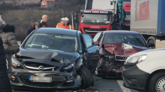 Lančani sudar na auto-putu Miloš Veliki: Učestvovalo sedam automobila, povređeno pet osoba