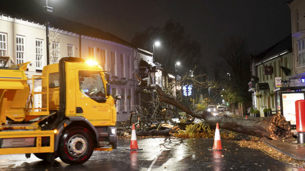 U oluji Erven u Velikoj Britaniji poginule dve osobe