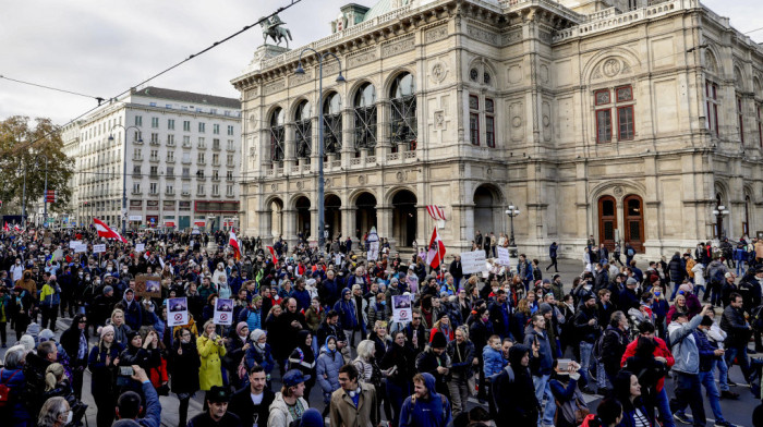 "Vakcinacija oslobađa": Slika Adolfa Hitlera i zastava Trećeg rajha na korona protestu u Beču