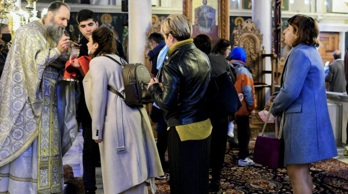 Grčka uvodi nove mere: Vernici od danas u crkvu samo uz negativan test
