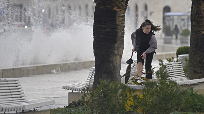 Obilne kiše i jak olujni vetar u Hrvatskoj: Visoki talasi "gutaju" obale u Splitu