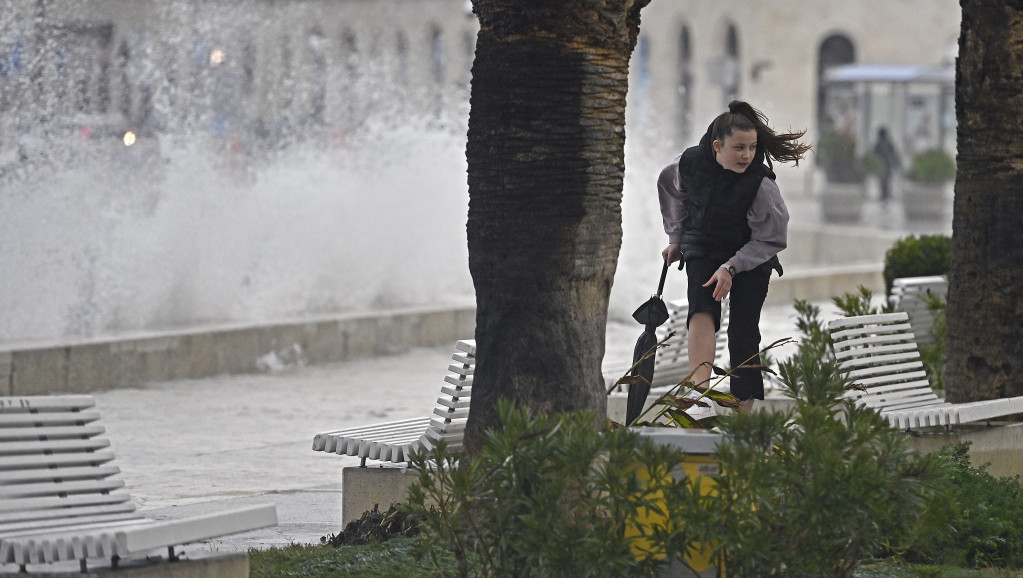 Obilne kiše i jak olujni vetar u Hrvatskoj: Visoki talasi "gutaju" obale u Splitu