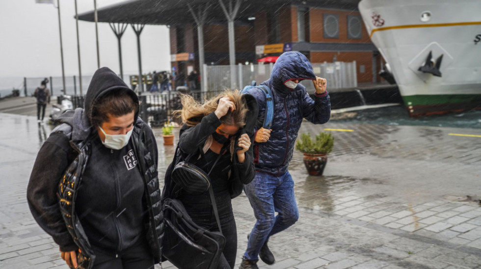 Oluja u Istanbulu: Vetar obarao drveća i prevrtao kamione, ima mrtvih