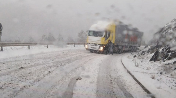 Sneg okovao zapad Srbije, na Zlatiboru palo 30 centimetara: Pojedini putevi neprohodni za šlepere