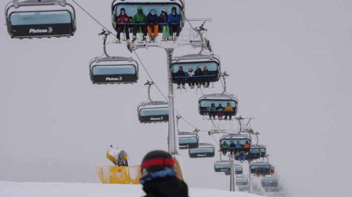 Otvorena skijališta u Italiji, mnogi gradovi uvode maske na otvorenom i druge mere