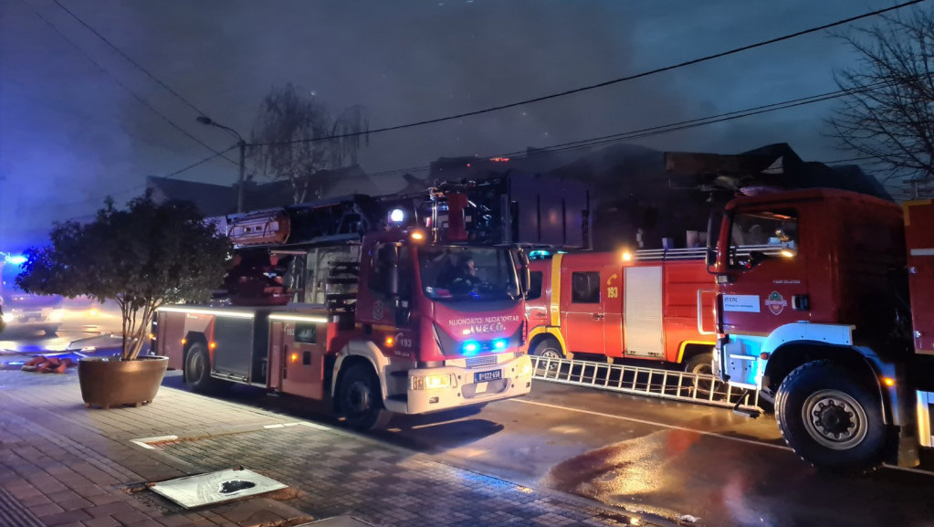 Lokalizovan požar u robnoj kući u Obrenovcu: Dva vatrogasca prevezena u Hitnu pomoć, traga se za jednom ženom