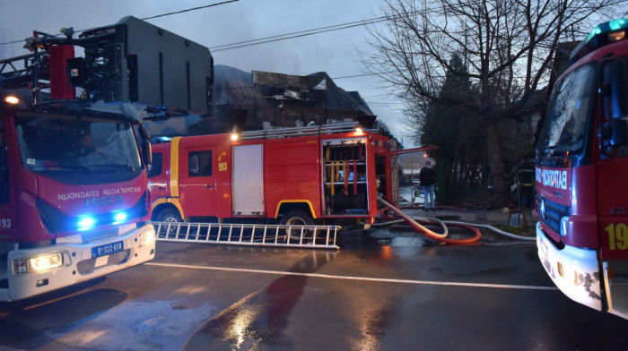 Veliki požar u Aranđelovcu: Zapalio se krov Starog zdanja, na terenu vatrogasaci i policija