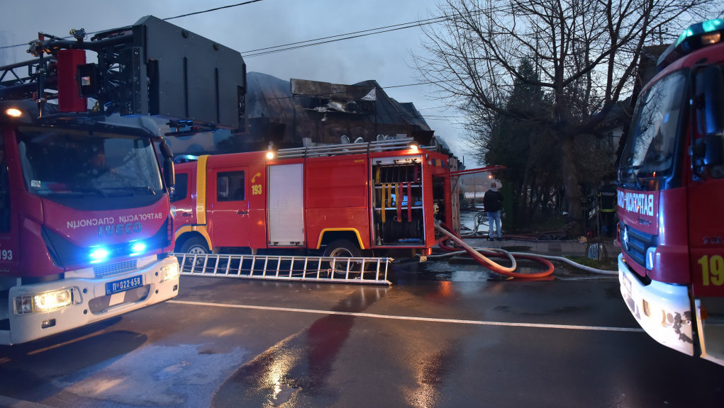 Veliki požar u Aranđelovcu: Zapalio se krov Starog zdanja, na terenu vatrogasaci i policija