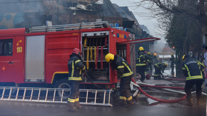 Lokalizovan požar u Rakovici, jedna osoba povređena