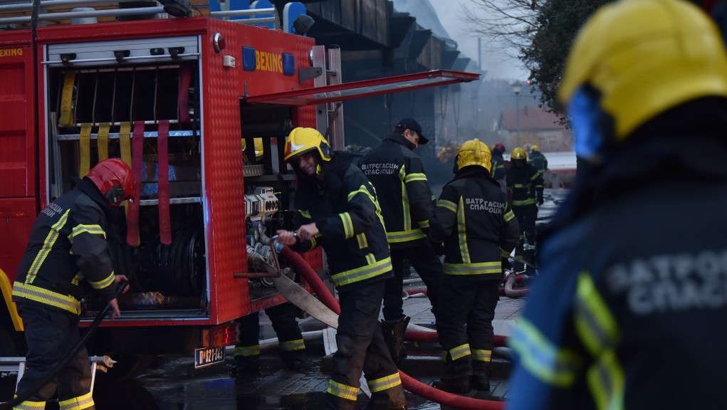 Veliki požar u marketu u Subotici, vatrogasci se bore sa plamenom