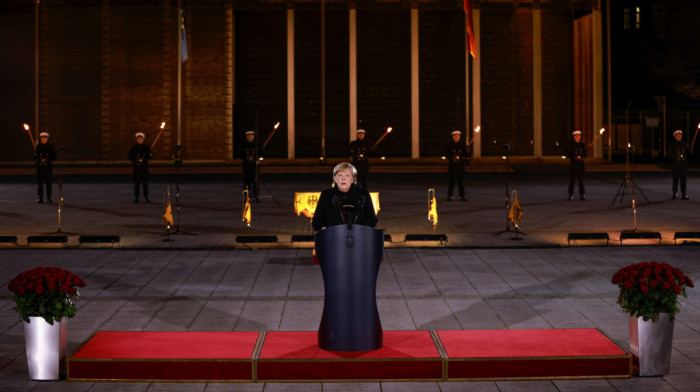 Baklje, crvene ruže i vojnici u svečanim uniformama: Nemačka ispratila Angelu Merkel u penziju