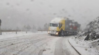 Auto-put u Hrvatskoj ka moru pod snegom, zabrana kretanja za kamione