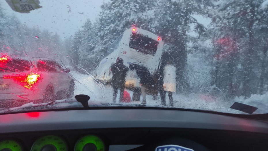 Autobus sa putnicima sleteo sa puta u blizini sela Kremna, zastoj na putu ka Zlatiboru