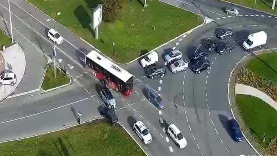 Saobraćajna nesreća kod Opštine Novi Beograd, jedna osoba lakše povređena