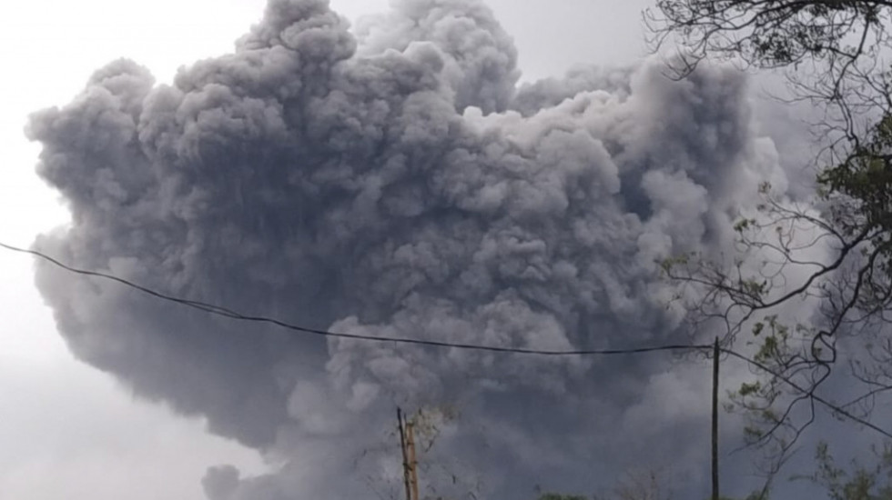 Erupcija vulkana Semeru u Indoneziji - ljudi u panici bežali od oblaka pepela, ima mrtvih (VIDEO)