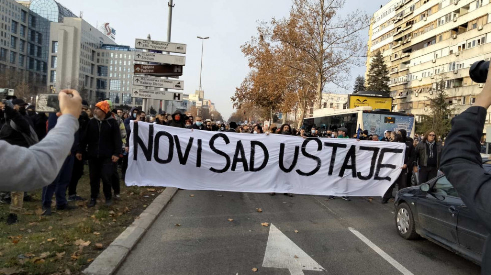 Tuča između dve grupe mladića na protestu u Novom Sadu