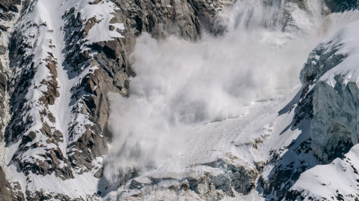 Snežna lavina zatrpala grupu skijaša u Austriji, tri osobe poginule