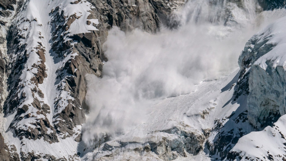 Snežna lavina zatrpala grupu skijaša u Austriji, tri osobe poginule