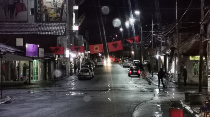 Zastave Albanije i UČK postavljene u severnom delu Kosovske Mitrovice