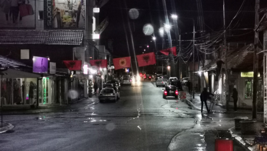 Zastave Albanije i UČK postavljene u severnom delu Kosovske Mitrovice