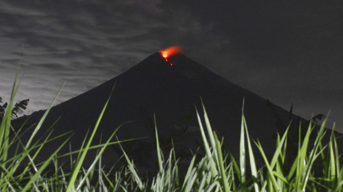 Broj stradalih u erupciji vulkana u Indoneziji porastao na 34, traga se za još 17 osoba