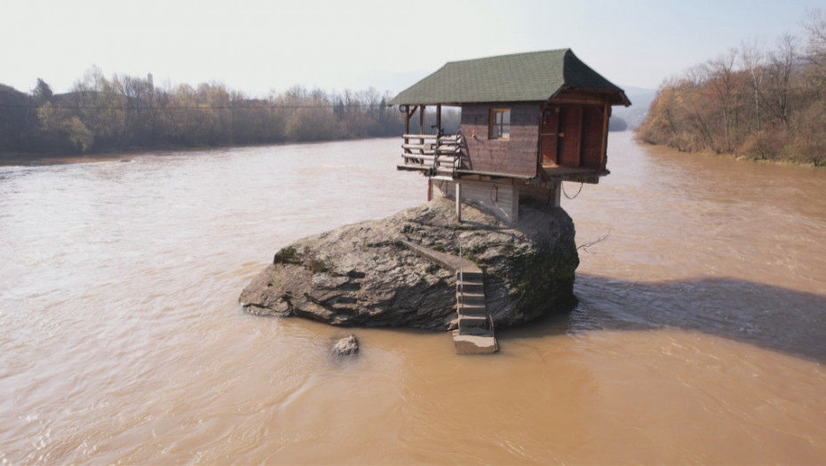 Drina je za pola veka odnela šest kućica sa stene, trenutna stoji duže od 10 godina