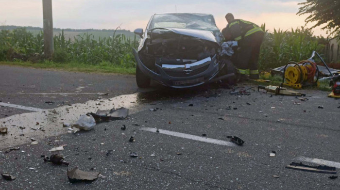 Saobraćajna nesreća na starom putu ka Inđiji: Stradale dve osobe u sudaru automobila
